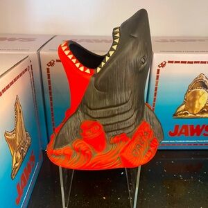 NEW Mondo JAWS 24oz Tiki Mug Red/Black Variant Bruce The Shark Universal Studios